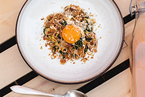 Brödpasta med vitlöksbröd, rucola, pepparrot och äggula